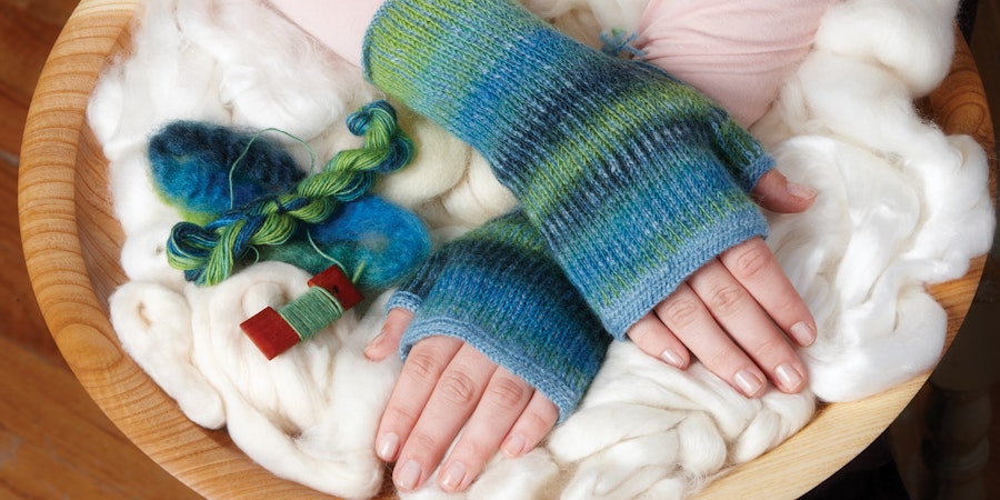 A Little Gift: Delightful Mittens to Knit Image