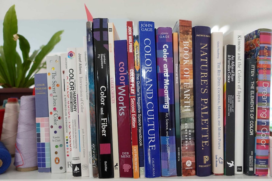 Further Reading: My Top Ten Color Theory Resources for Spinners Image